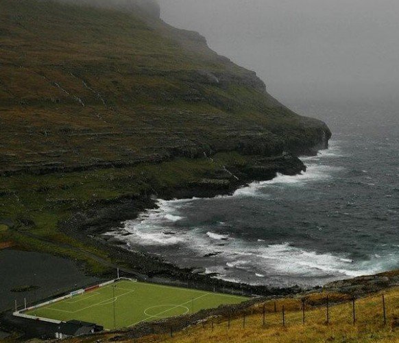 Faroe Adaları 1. Ligi Formuladeildin takımı EB Steymur'un stadyumunda dalgalı bir günde ne olacağı merak konusu.