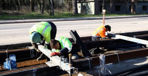 Büyükşehir, raylı sistem ağını Kartepe tramvay hattı ile genişletiyor;  Raylar tam yol Kartepeye doğru döşeniyor