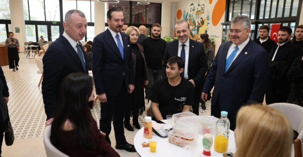 İzmit Millet Bahçesi, Alev Alatlı Kütüphanesi ve Goncayı gezdi;  Kürşad Zorludan Büyükakına tebrik