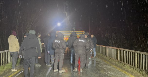 Otomobil çaya uçtu: Baba ve oğlu öldü