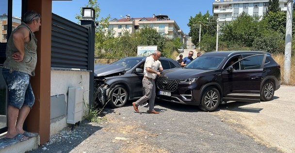 Otomobil önce cipe, ardından duvara çarptı