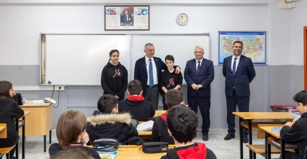 Sınıf Başkanının seçim vaadi Büyükakın'dı:  Öğrenciler büyük sevinç yaşadı